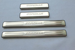 Накладки на пороги алюминиевые с тиснением Toyota Corolla c 2014г- (4шт)