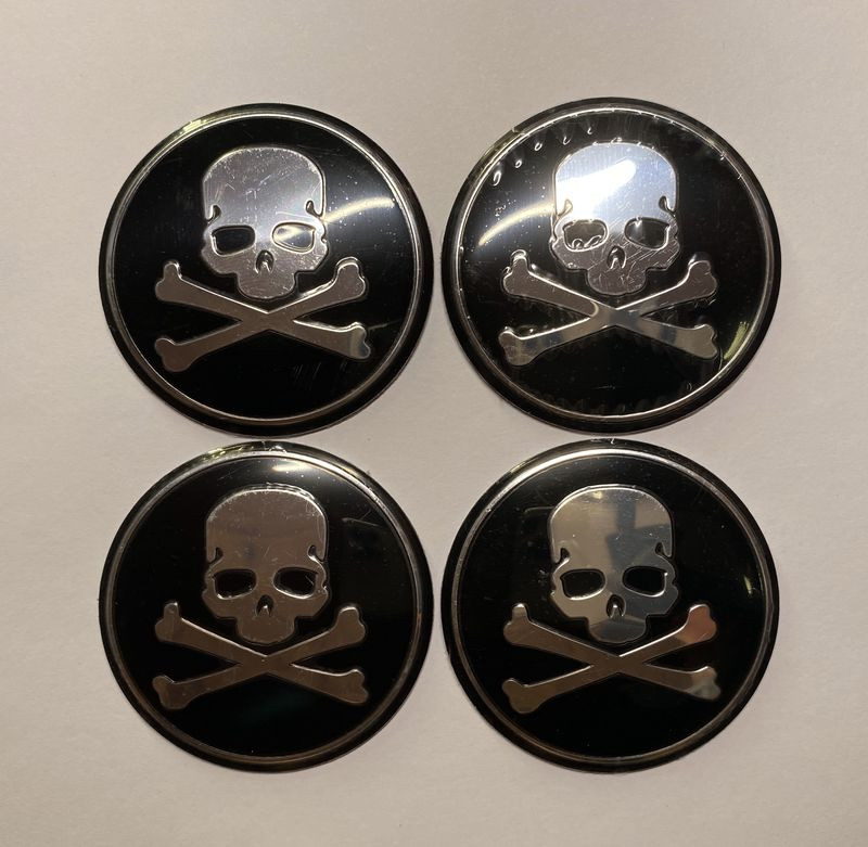 Этикетки на диски (метал)  диам. 56,5мм.  "череп крест"  (4 шт.)
