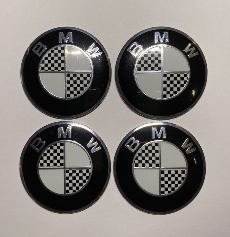 Этикетки на диски (метал)  диам. 56,5мм.  "BMW" карбон  (4 шт.)