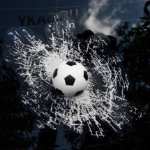 Наклейка удар мяч в стекло футбольный
