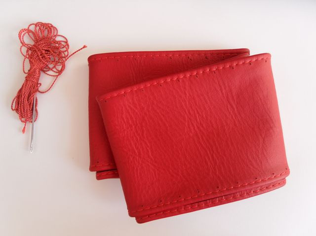 Оплетка  на руль кожан.  "М" 37-39см с одним швом  (красная)