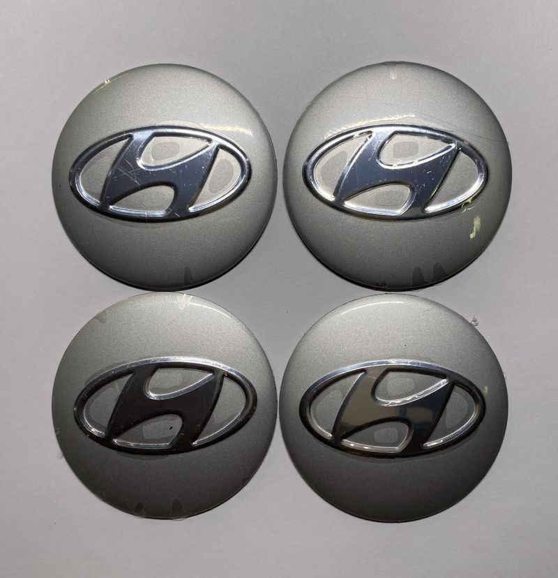 Этикетки на диски (метал)  диам. 56,5мм.  "HYUNDAI" серебро  (4 шт.)