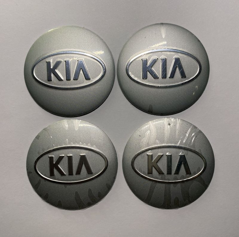 Этикетки на диски (метал)  диам. 56,5мм.  "KIA" серебро  (4 шт.)