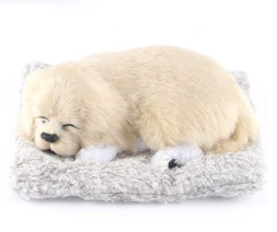 Собака на торпеду лежащая на коврике бежево-белая