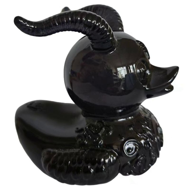 Игрушка на торпедо "УТКА готика" (черный лак, рога)  9,5см*8,5см