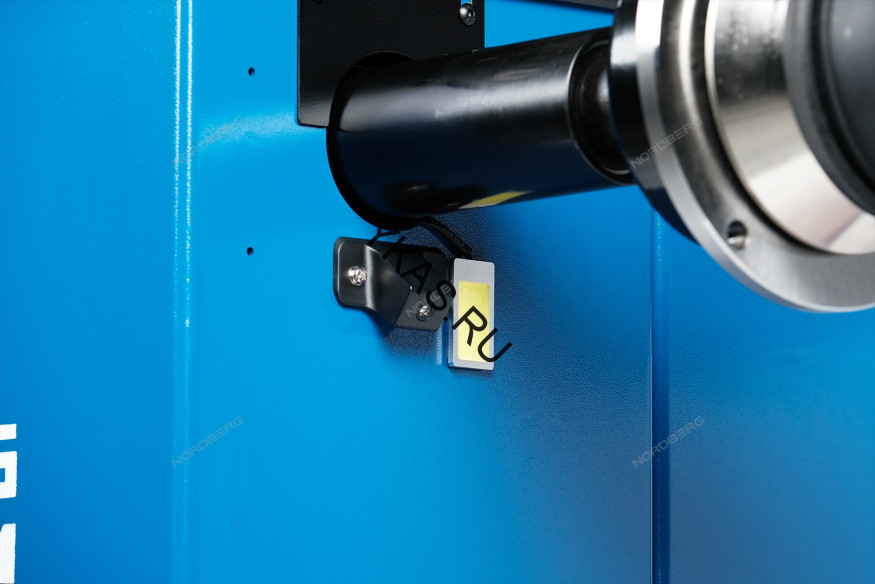 Балансировочный станок NORDBERG 4523N1 с автоматическим вводом 2-х параметров, лазером и автостопом