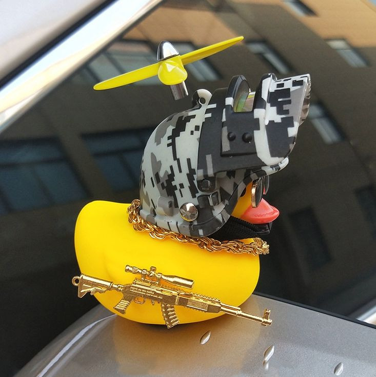 Игрушка на торпедо "УТКА" (сварщик с автоматом) пиксель серый  9см*7,5см