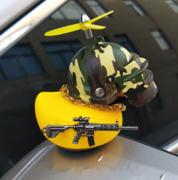 Игрушка на торпедо "УТКА" (сварщик с автоматом) хаки   9см*7,5см