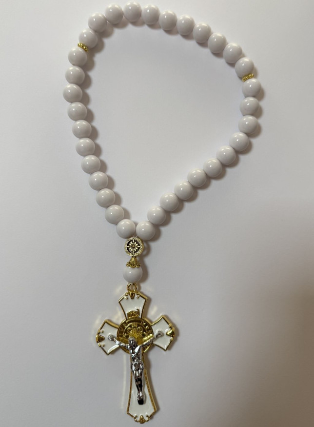 Подвески на зеркало заднего Крест "Распятие" бело-золотое