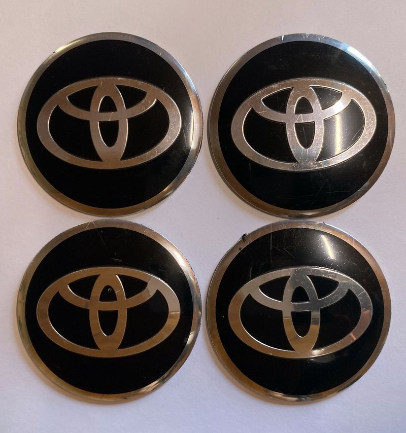 Этикетки на диски (метал)  диам. 56,5мм.  "TOYOTA" черный  (4 шт.)